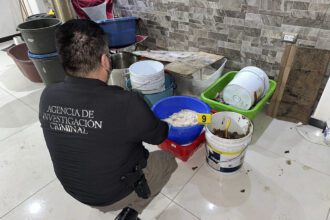 Fotografía cedida por Fiscalía General de la República (FGR), de un hombre de la Agencia de Investigación Criminal durante un allanamiento a un inmueble en Culiacán (México). Autoridades mexicanas incautaron este viernes alrededor de 1.220 litros de sustancia líquida con características propias de la metanfetamina y 95 kilogramos de la misma sustancia en un inmueble de Culiacán (noroeste), informó la Fiscalía General de la República (FGR). EFE/ Fiscalía General De La República