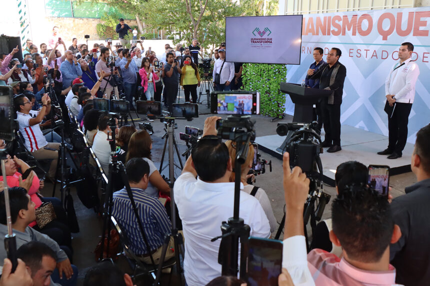 El gobernador de Chiapas, Eduardo Ramírez Aguilar, confirma operativo contra narcomenudeo, que terminó con la detención de 92 policías por su presunta colaboración con el crimen organizado. Foto de EFE/ Carlos López.