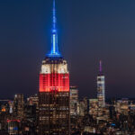 Fotografía de la cuenta @EmpireStateBldg donde se ve el emblemático edificio Empire State Building en Nueva York, iluminado con los colores de la bandera de EE.UU. en tributo al expresidente Jimmy Carter. EFE/ Captiv_8/ig.