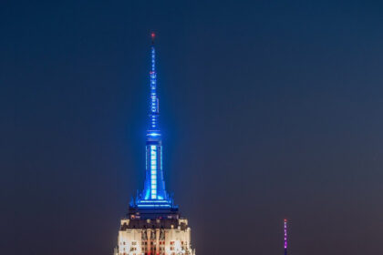 Fotografía de la cuenta @EmpireStateBldg donde se ve el emblemático edificio Empire State Building en Nueva York, iluminado con los colores de la bandera de EE.UU. en tributo al expresidente Jimmy Carter. EFE/ Captiv_8/ig.