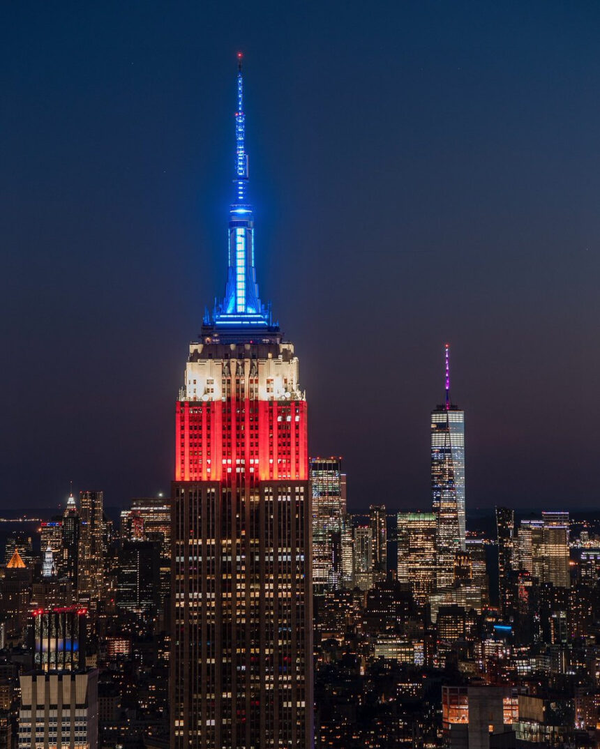 Fotografía de la cuenta @EmpireStateBldg donde se ve el emblemático edificio Empire State Building en Nueva York, iluminado con los colores de la bandera de EE.UU. en tributo al expresidente Jimmy Carter. EFE/ Captiv_8/ig.