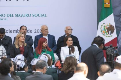 La gobernadora, Tere Jiménez, en la Asamblea del IMSS, donde presentó proyectos para dos nuevos Hospitales en Aguascalientes. Foto: Gobierno del Estado de Aguascalientes.