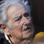 Fotografía de archivo del 24 de noviembre de 2024 el exmandatario José Mujica hablando con medios de comunicación, en Montevideo, Uruguay. Foto de EFE/ Raúl Martínez ARCHIVO.