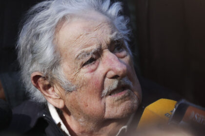 Fotografía de archivo del 24 de noviembre de 2024 el exmandatario José Mujica hablando con medios de comunicación, en Montevideo, Uruguay. Foto de EFE/ Raúl Martínez ARCHIVO.