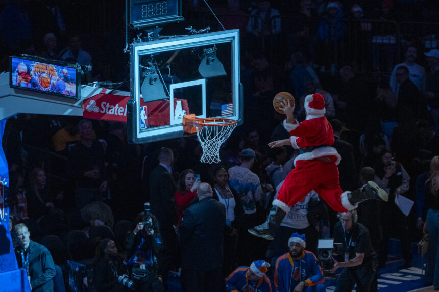 Un hombre vestido de Santa Claus hace un lanzamiento en el entretiempo durante un juego de la NBA entre New York Knicks y San Antonio Spurs, en el Madison Square Garden, en Nueva York. Foto de EFE/ Angel Colmenares.