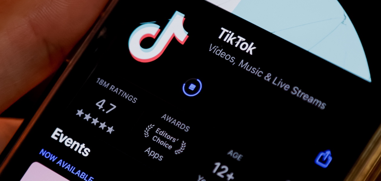 Usuario de iPhone con la aplicación TikTok en la App Store de Apple, en Avondale Estates, Georgia. Foto de EFE/ ERIK S. LESSER.
