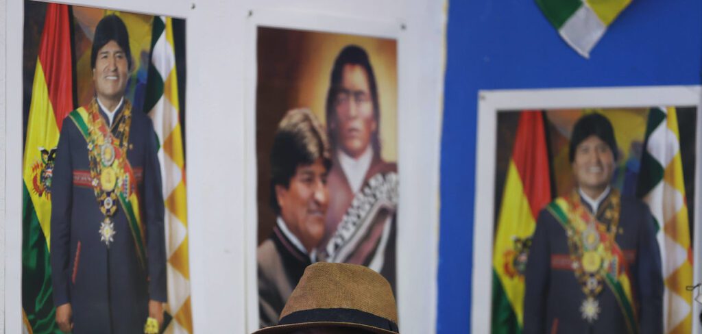 Simpatizante del expresidente Evo Morales, en una rueda de prensa en la Dirección Nacional del Movimiento Al Socialismo (MAS) en La Paz. Organizaciones sociales leales a Morales confirmaron que se presentará en las elecciones nacionales de agosto con un nuevo partido político, tras perder el liderazgo del oficialista MAS e indicaron que a finales de marzo se hará el "relanzamiento" de una nueva opción política. Foto de EFE/ Luis Gandarillas.