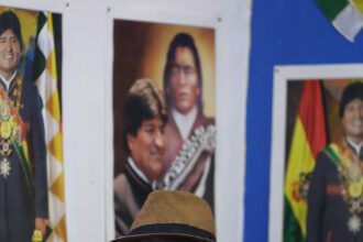 Simpatizante del expresidente Evo Morales, en una rueda de prensa en la Dirección Nacional del Movimiento Al Socialismo (MAS) en La Paz. Organizaciones sociales leales a Morales confirmaron que se presentará en las elecciones nacionales de agosto con un nuevo partido político, tras perder el liderazgo del oficialista MAS e indicaron que a finales de marzo se hará el "relanzamiento" de una nueva opción política. Foto de EFE/ Luis Gandarillas.