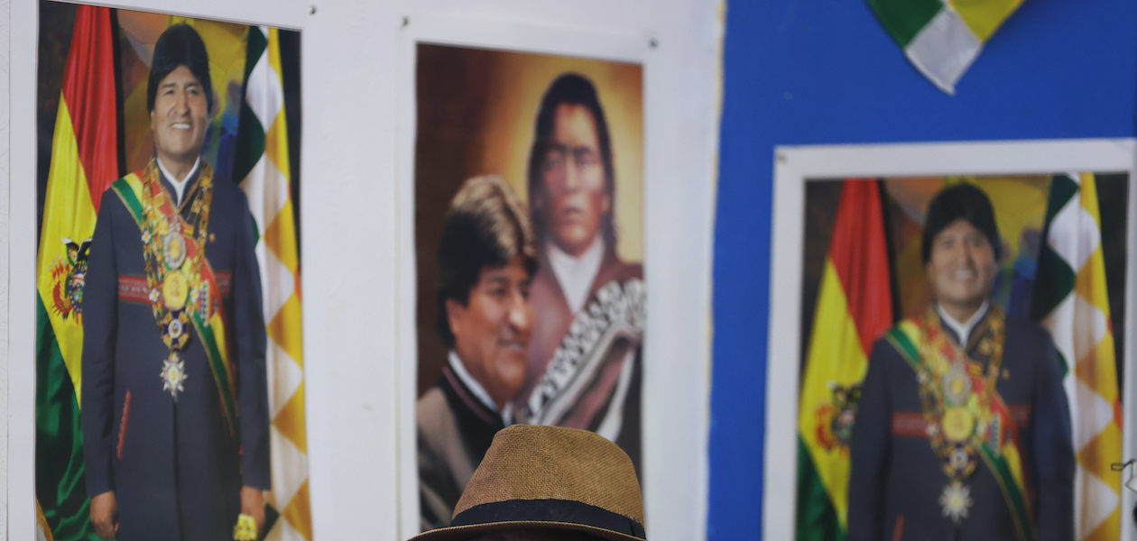 Simpatizante del expresidente Evo Morales, en una rueda de prensa en la Dirección Nacional del Movimiento Al Socialismo (MAS) en La Paz. Organizaciones sociales leales a Morales confirmaron que se presentará en las elecciones nacionales de agosto con un nuevo partido político, tras perder el liderazgo del oficialista MAS e indicaron que a finales de marzo se hará el "relanzamiento" de una nueva opción política. Foto de EFE/ Luis Gandarillas.