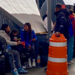 Migrantes que tenían su cita CBP ONE en la garita de Nogales, ante su cancelación. Foto: JLMNoticias / El Universal.