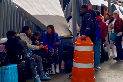 Migrantes que tenían su cita CBP ONE en la garita de Nogales, ante su cancelación. Foto: JLMNoticias / El Universal.