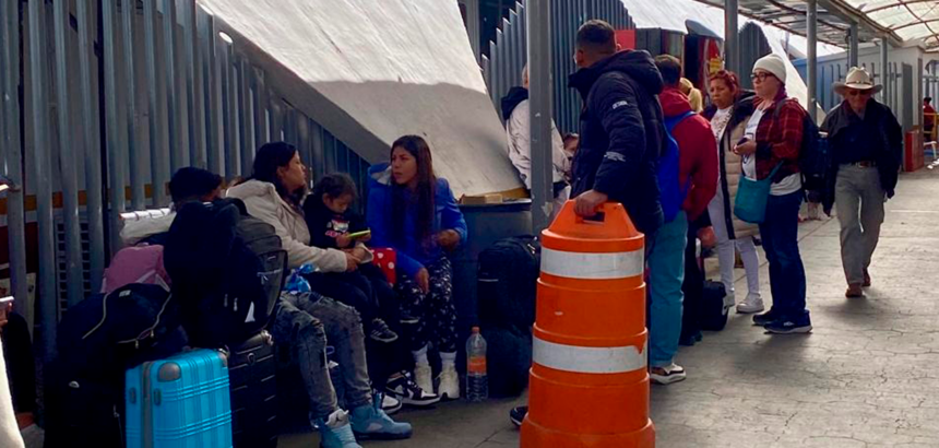 Migrantes que tenían su cita CBP ONE en la garita de Nogales, ante su cancelación. Foto: JLMNoticias / El Universal.