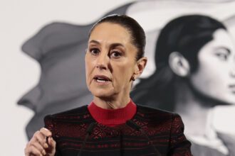 La presidenta de México, Claudia Sheinbaum, durante su conferencia de prensa matutina en Palacio Nacional. Foto de EFE/ José Méndez.