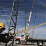 Un hombre trabaja en la instalación de carpas para migrantes deportados, en Ciudad Juárez, Chihuahua. Foto de EFE/ Luis Torres.