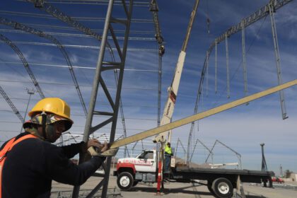 Un hombre trabaja en la instalación de carpas para migrantes deportados, en Ciudad Juárez, Chihuahua. Foto de EFE/ Luis Torres.