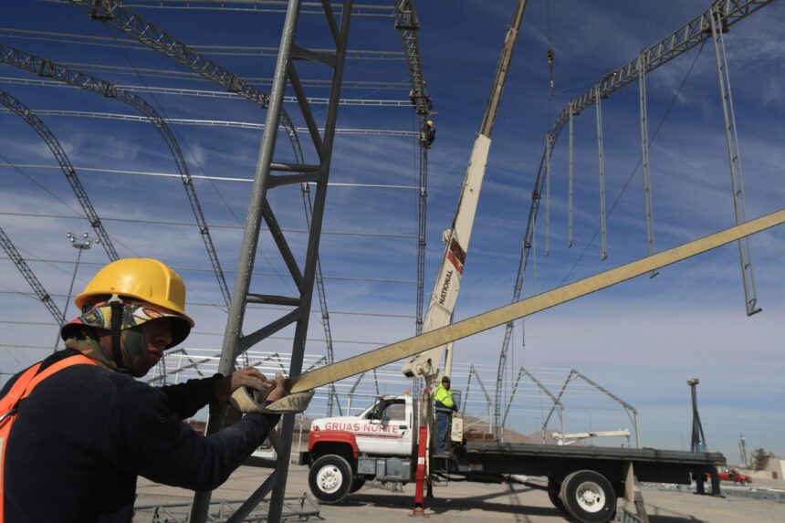 Un hombre trabaja en la instalación de carpas para migrantes deportados, en Ciudad Juárez, Chihuahua. Foto de EFE/ Luis Torres.