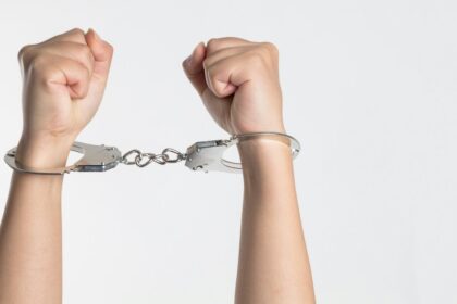 Esposas, imagen ilustrativa a detenciones. Foto: JLMNoticias / Niu Niu / Unsplash.