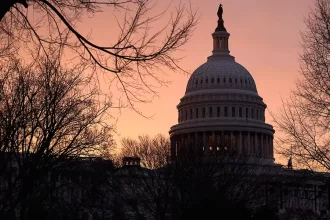 Donald Trump se queda sin la típica foto de investidura pero confía en audiencias de televisión. Foto: JLMNoticias /EFE.