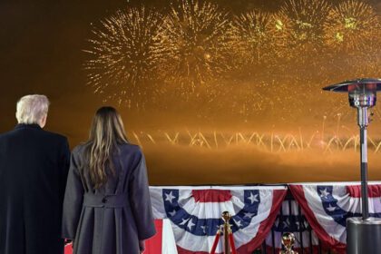 Fotografía tomada de una publicación en la cuenta oficial de la red social X de Margo Martin donde aparece el presidente electo de Estados Unidos, Donald Trump, y la futura primera dama, Melania Trump, celebrando el regreso al poder con un espectáculo de fuegos artificiales en Virginia, a las afueras de Washington. Foto de EFE/ Cuenta De X De Margo Martin .