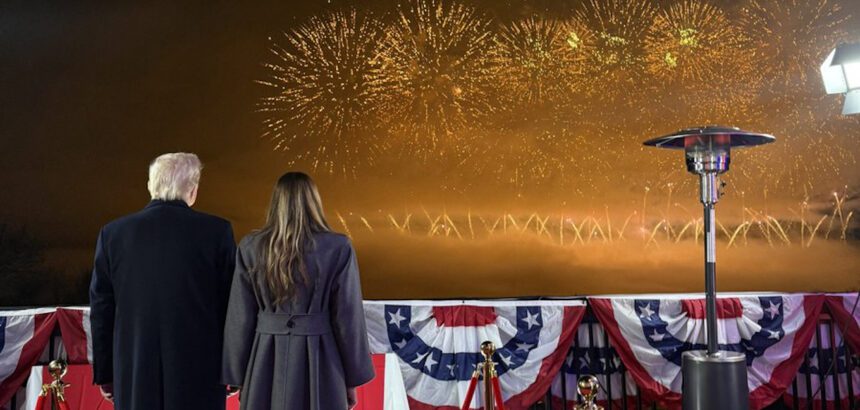 Fotografía tomada de una publicación en la cuenta oficial de la red social X de Margo Martin donde aparece el presidente electo de Estados Unidos, Donald Trump, y la futura primera dama, Melania Trump, celebrando el regreso al poder con un espectáculo de fuegos artificiales en Virginia, a las afueras de Washington. Foto de EFE/ Cuenta De X De Margo Martin .