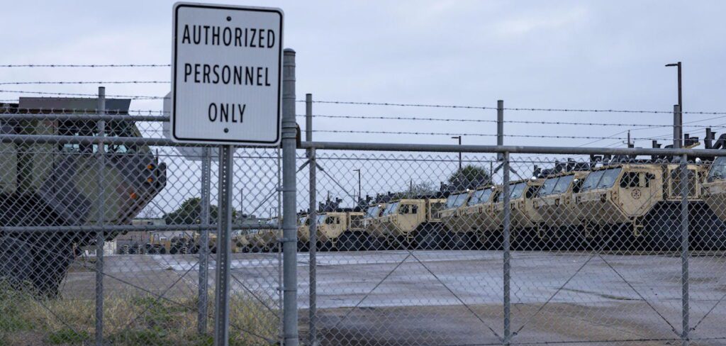 Vehículos militares en Brownsville, en la Texas Army National Guard. Foto de EFE/ EPA/ Michael Gonzalez.