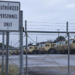 Vehículos militares en Brownsville, en la Texas Army National Guard. Foto de EFE/ EPA/ Michael Gonzalez.