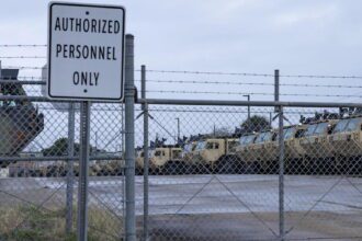 Vehículos militares en Brownsville, en la Texas Army National Guard. Foto de EFE/ EPA/ Michael Gonzalez.