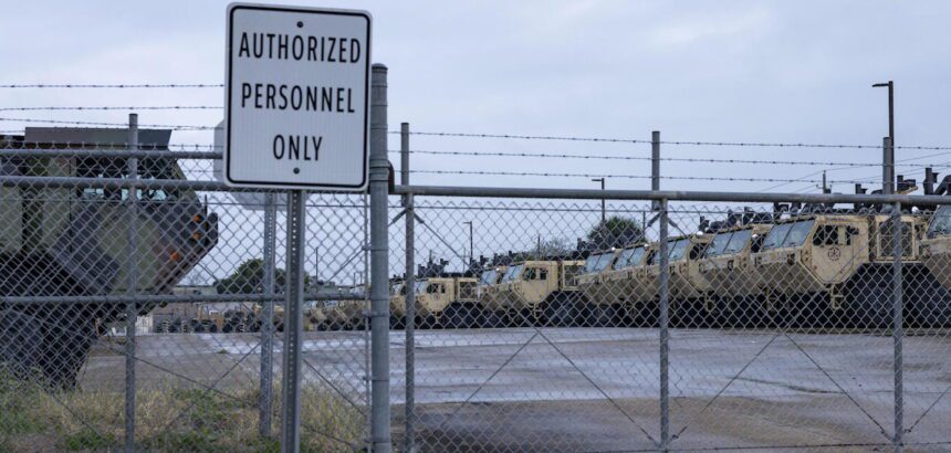 Vehículos militares en Brownsville, en la Texas Army National Guard. Foto de EFE/ EPA/ Michael Gonzalez.