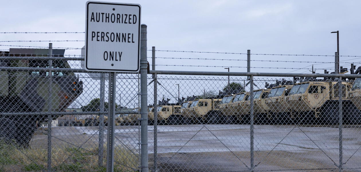 Vehículos militares en Brownsville, en la Texas Army National Guard. Foto de EFE/ EPA/ Michael Gonzalez.