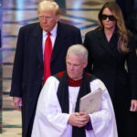 El presidente de EE. UU. Donald Trump (c i) y la primera dama de EE.UU., Melania Trump (cd) llegan al Servicio Nacional de Oración en la Catedral Nacional de Washington. Foto de JLMNoticias / EFE/WILL OLIVER.