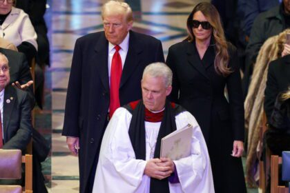 El presidente de EE. UU. Donald Trump (c i) y la primera dama de EE.UU., Melania Trump (cd) llegan al Servicio Nacional de Oración en la Catedral Nacional de Washington. Foto de JLMNoticias / EFE/WILL OLIVER.