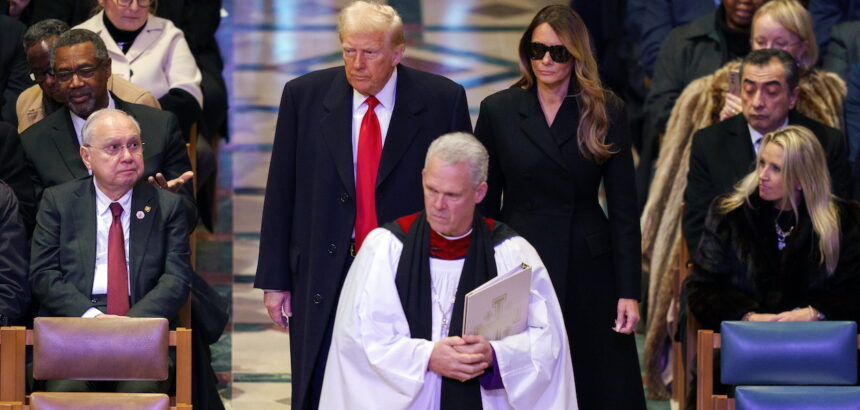 El presidente de EE. UU. Donald Trump (c i) y la primera dama de EE.UU., Melania Trump (cd) llegan al Servicio Nacional de Oración en la Catedral Nacional de Washington. Foto de JLMNoticias / EFE/WILL OLIVER.