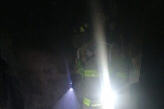 Bomberos atendiendo un incendio en una Casa del fraccionamiento Solidaridad II. Foto: JLMNoticias / Protección Civil Municipal.