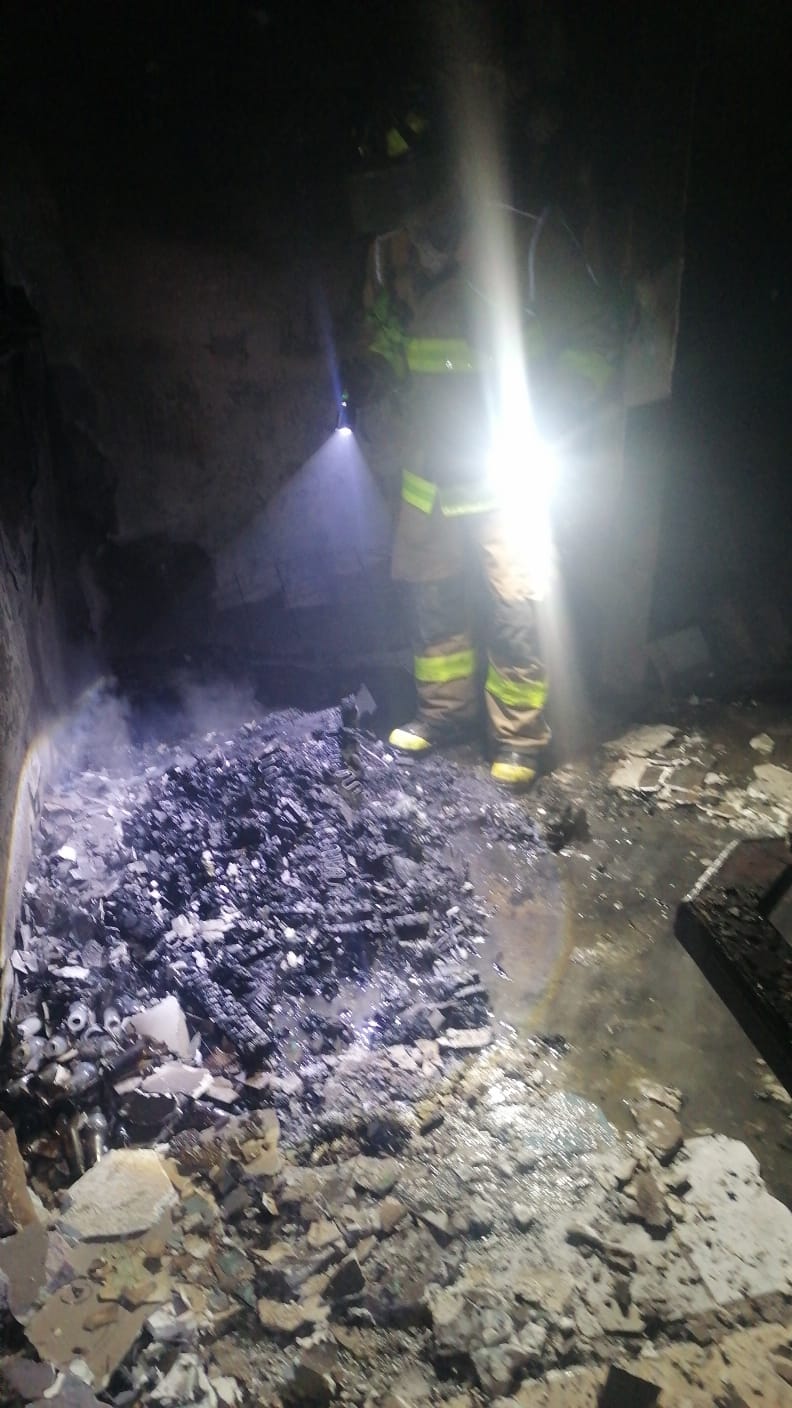 Bomberos atendiendo un incendio en una Casa del fraccionamiento Solidaridad II. Foto: JLMNoticias / Protección Civil Municipal.