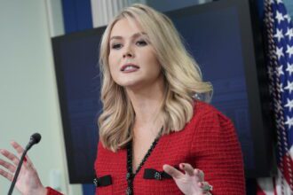 Karoline Leavitt, vocera de la Casa Blanca, en conferencia de prensa este 31 de enero 2025. Foto de JLMNoticias / EFE/ EPA/ YURI GRIPAS.