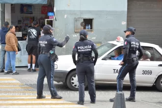 Tres policías cerca de un taxi en una calle de la ciudad