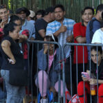 Migrantes hacen fila en Tapachula, Chiapas. Se debaten entre persistir en su viaje o volver a sus países ante las restricciones de Donald Trump y las repatriaciones anunciadas por Claudia Sheinbaum. Foto de JLMNoticias / EFE/ Juan Manuel Blanco.