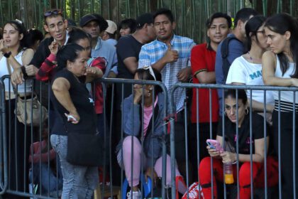 Migrantes hacen fila en Tapachula, Chiapas. Se debaten entre persistir en su viaje o volver a sus países ante las restricciones de Donald Trump y las repatriaciones anunciadas por Claudia Sheinbaum. Foto de JLMNoticias / EFE/ Juan Manuel Blanco.