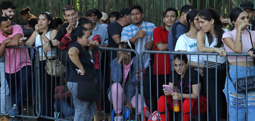 Migrantes hacen fila en Tapachula, Chiapas. Se debaten entre persistir en su viaje o volver a sus países ante las restricciones de Donald Trump y las repatriaciones anunciadas por Claudia Sheinbaum. Foto de JLMNoticias / EFE/ Juan Manuel Blanco.