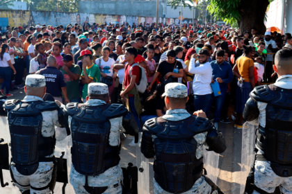 Personal de la Guardia Nacional bloquea el avance de migrantes a las oficinas de migración en Tapachula, Chiapas. Foto de EFE/ Juan Manuel Blanco.