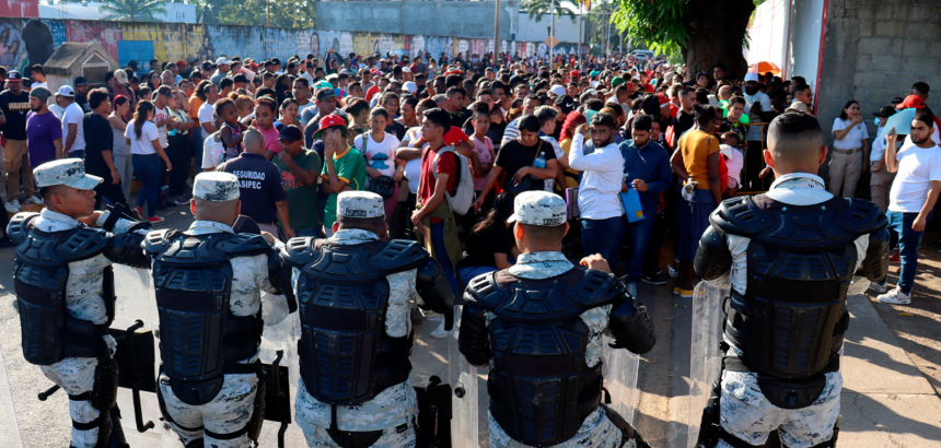 Personal de la Guardia Nacional bloquea el avance de migrantes a las oficinas de migración en Tapachula, Chiapas. Foto de EFE/ Juan Manuel Blanco.