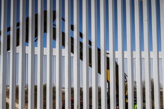 MEX1492. TIJUANA (MÉXICO), 31/01/2025.- Fotografía del muro fronterizo este jueves, en Tijuana Baja California (México). Foto de JLMNoticias / EFE/ Joebeth Terriquez.
