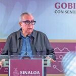 n día después de la marcha en la que miles de ciudadanos exigieron su renuncia, el gobernador de Sinaloa, Rubén Rocha Moya, de Morena, expuso que "los enemigos son la delincuencia y el encono, nunca el gobierno" y agregó que no tiene intención de renunciar. Foto: JLMNoticias / Agencia EL UNIVERSAL.