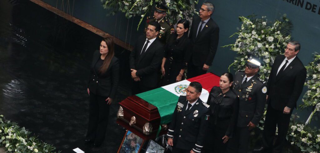 La gobernadora de Aguascalientes, Tere Jiménez, encabezó la Guardia de Honor en homenaje póstumo a Omar Karin De la Cruz. Foto: JLMNoticias / Sara Gabriela Díaz.