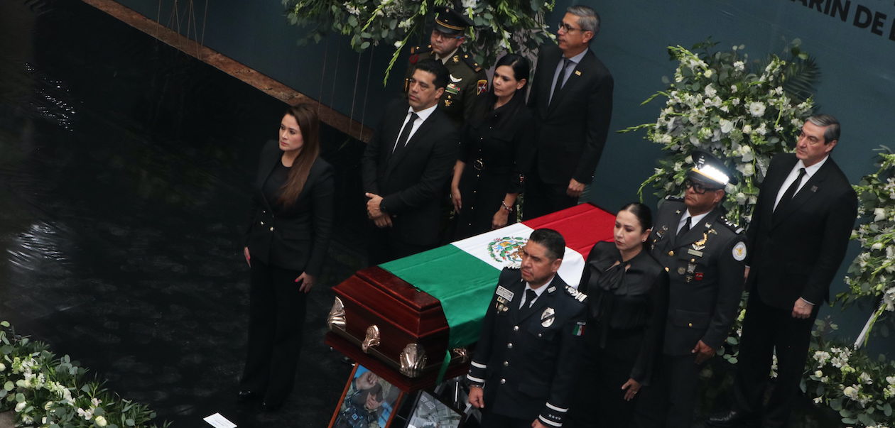 La gobernadora de Aguascalientes, Tere Jiménez, encabezó la Guardia de Honor en homenaje póstumo a Omar Karin De la Cruz. Foto: JLMNoticias / Sara Gabriela Díaz.