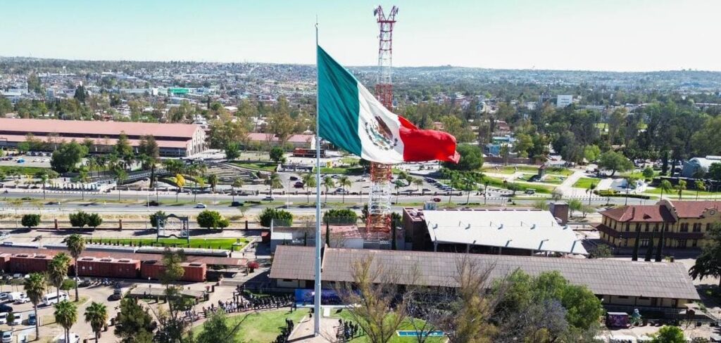 Se iza la bandera monumental de la Plaza de las Tres Centurias