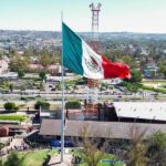 Se iza la bandera monumental de la Plaza de las Tres Centurias