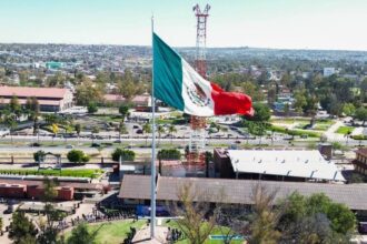 Se iza la bandera monumental de la Plaza de las Tres Centurias