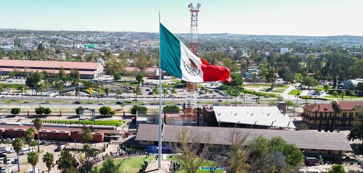 Se iza la bandera monumental de la Plaza de las Tres Centurias