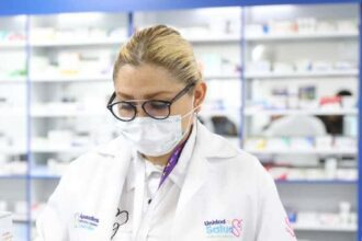 Persona brindando atención en el Seguro Popular Aguascalientes